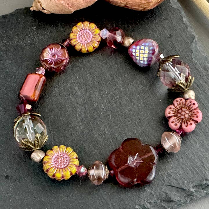 Bracelet extensible en verre tchèque avec fleurs roses et jaunes pour la vente par Toad Song Jewelry