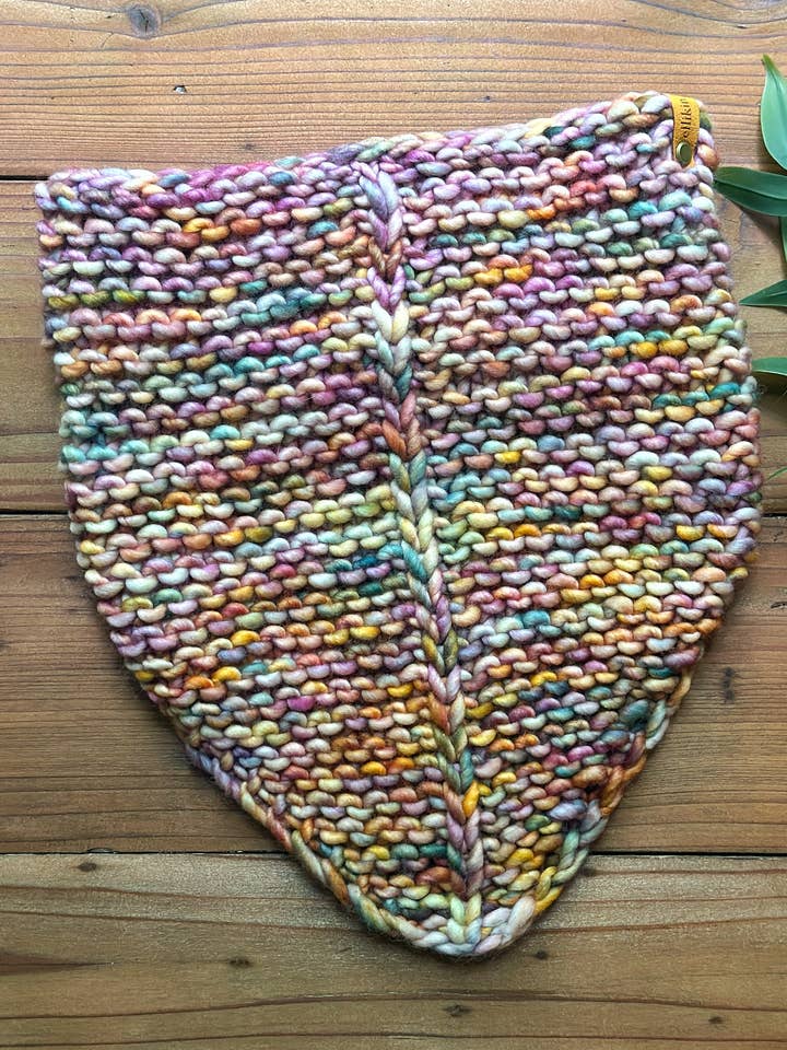 Pamn Bandana Cowl em Folhas Dançantes por atacado de Ellikin Knits