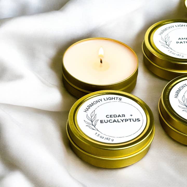 Cèdre + Eucalyptus - Mini boîte à bougie en forme de soja dorée de 1,5 oz pour la vente par Harmony Lights