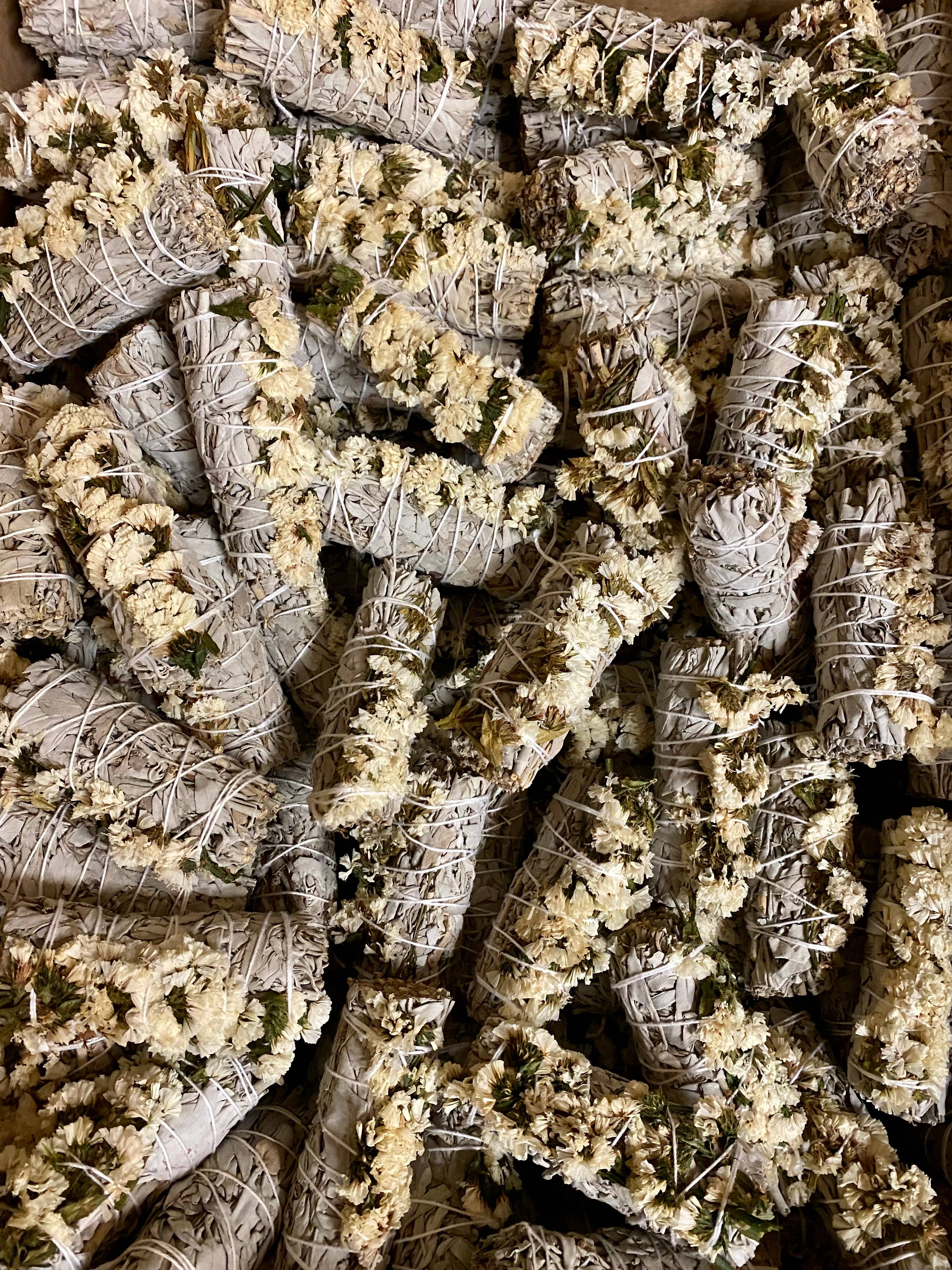 Faiza Naturals – wholesale Salviabunt – Vit Sinuata-blomma med vita salviabundar2