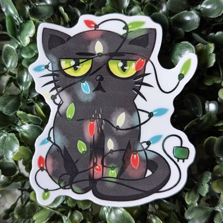 Niedliche genervte Katze in Weihnachtslichtern verheddert Vinyl-Aufkleber für den Großhandel von Squirrel Sprout Illustrations