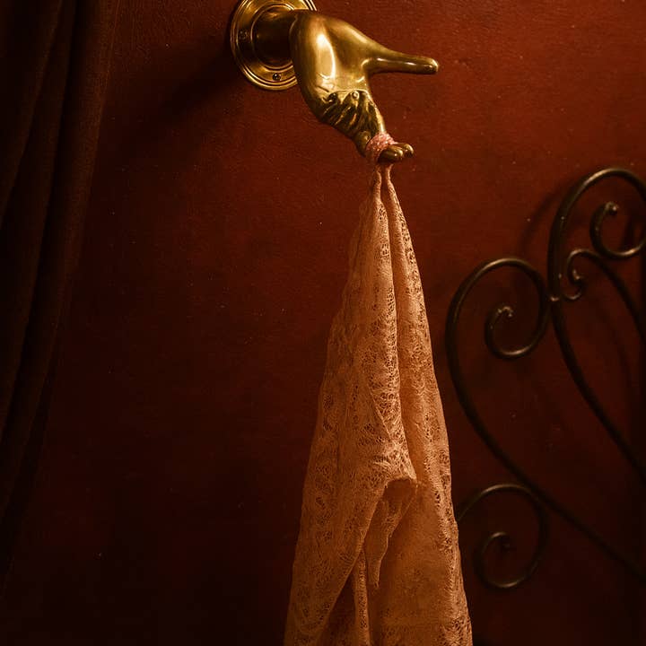 Stor massiv mässingshand med fingergest väggkrok - Tuff heminredning för wholesale av Ubud Glass