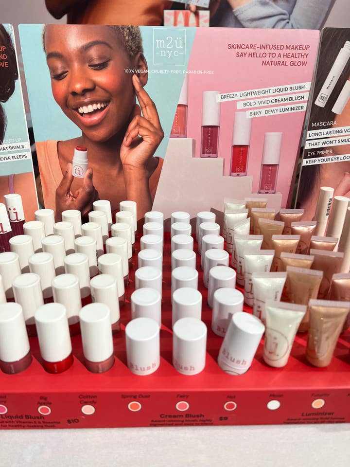 Trucco viso M2U NYC con display gratuito per la vendita all'ingrosso da parte di M2U NYC