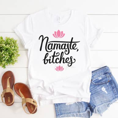 Namaste Bitches Yoga drôle, humour hargneux, malédiction, transfert de sublimation pour adultes pour la vente par Trendy Transfers