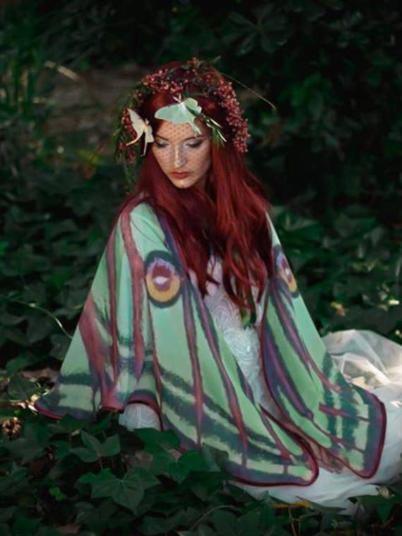 Green Moon Moth Butterfly écharpe courte avec ailes petit enfant pour la vente par Costurero Real