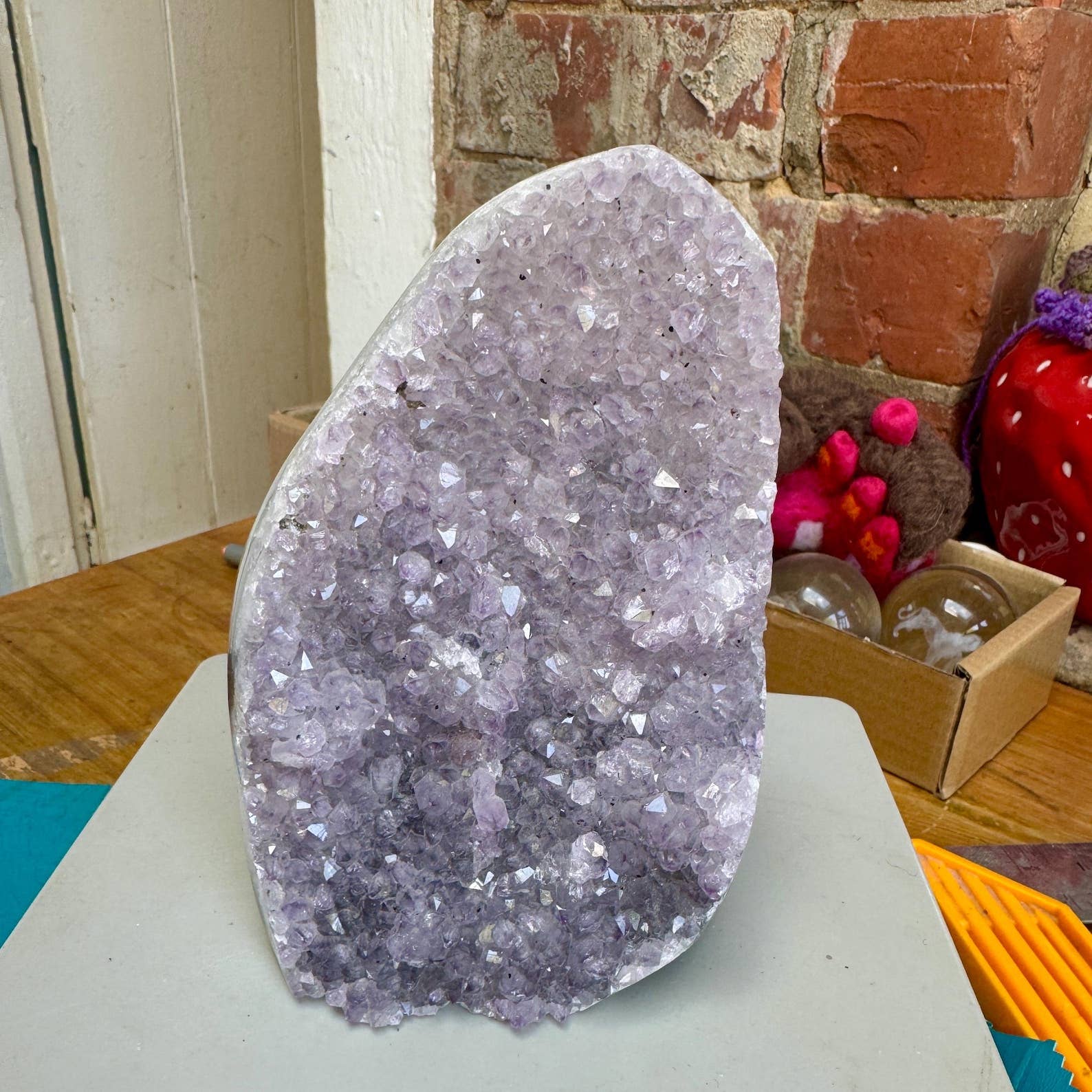 Elf Kendal Hippies - Vente Pierre et cristal de spiritualité - Géode en amas arrondi d'améthyste sur pied 2281g appelée Amanda