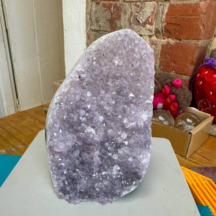 Elf Kendal Hippies - Vente Pierre et cristal de spiritualité - Géode en amas arrondi d'améthyste sur pied 2281g appelée Amanda0