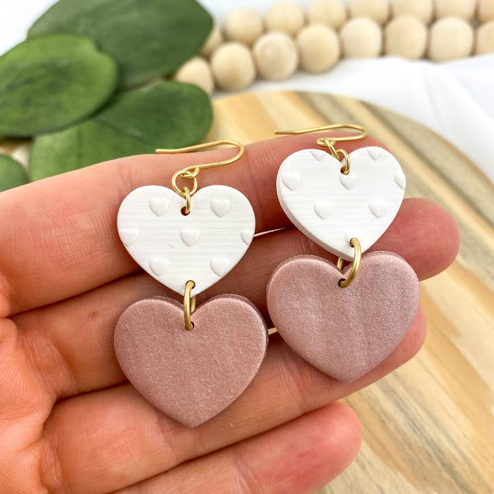 Light Shine - Venta al por mayor Pendientes colgantes - Pendiente de arcilla de San Valentín con diseño de Double Heart Drop, rosa y blanco