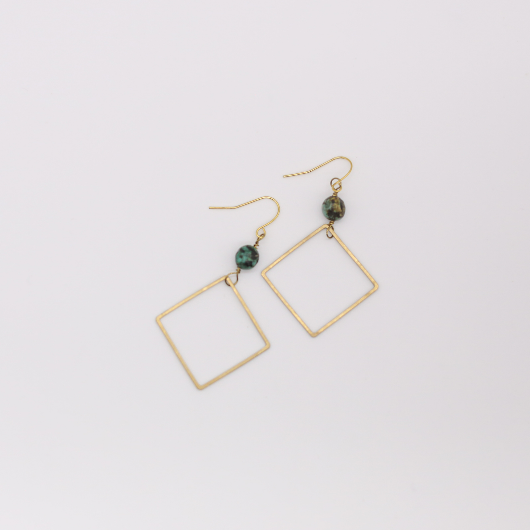 Seeds – Großhandel Ohrhänger – Julia-Ohrringe | Quadratische Anhänger aus Messing, echte Steinperlen11