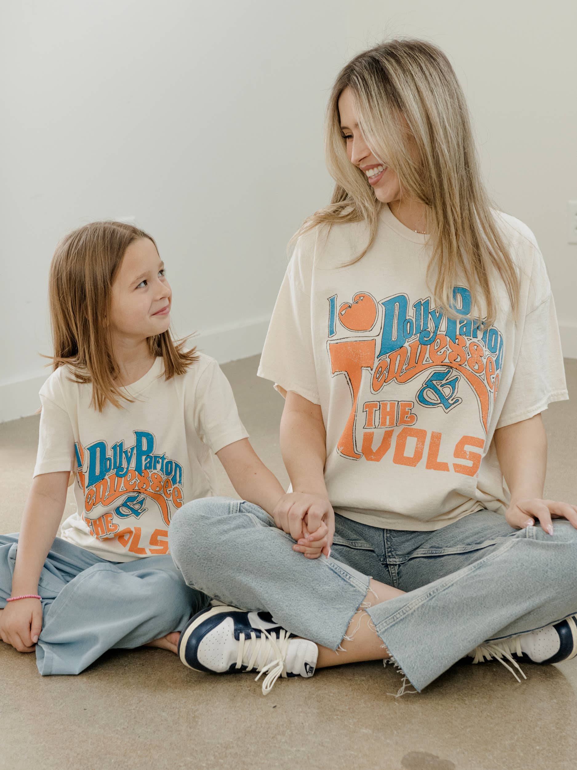 LivyLu - Wholesale Screen Printed T-Shirt - Unisex - I Heart Dolly Parton & The Tennessee Vols Thrifted Tee4