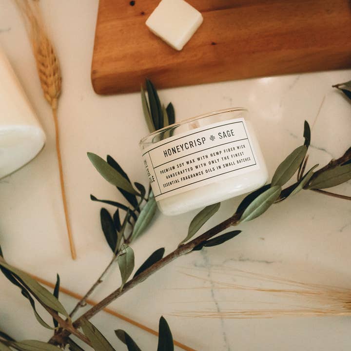 Vela Honeycrisp + Sage de 4 onzas para venta al por mayor de Happy Place Candle Co.