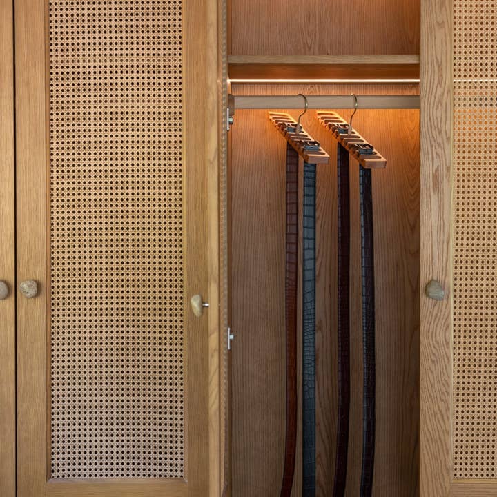 La Vie Photo - Wholesale Purse Hook/Hanger - Women's - Natural Beechwood Belt Rack – Minimal 12-Slot Accessory Hang9