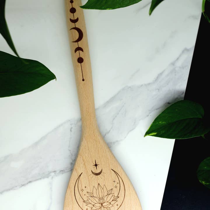 Three Witches Tea Shop - Vendita all'ingrosso Spatole - Spatola in legno inciso Lotus Moon