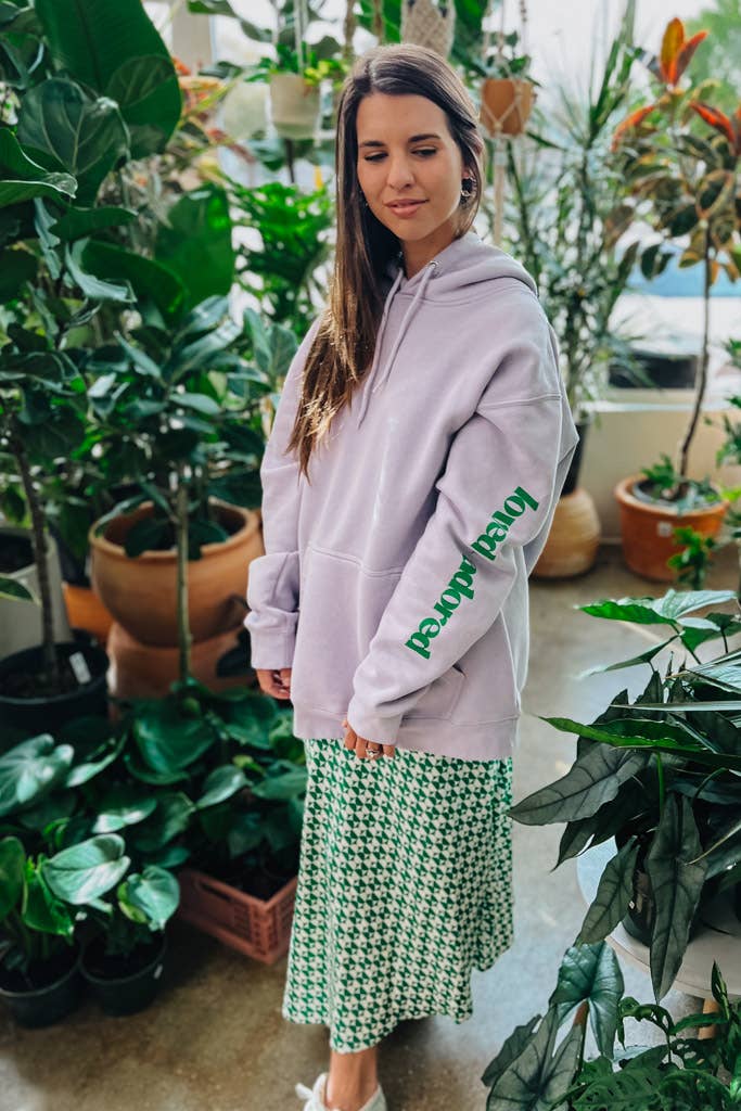 Crowned Free - Vente Sweat à capuche – femme - Sweat à capuche Loved and Adored lavande avec poche avant3
