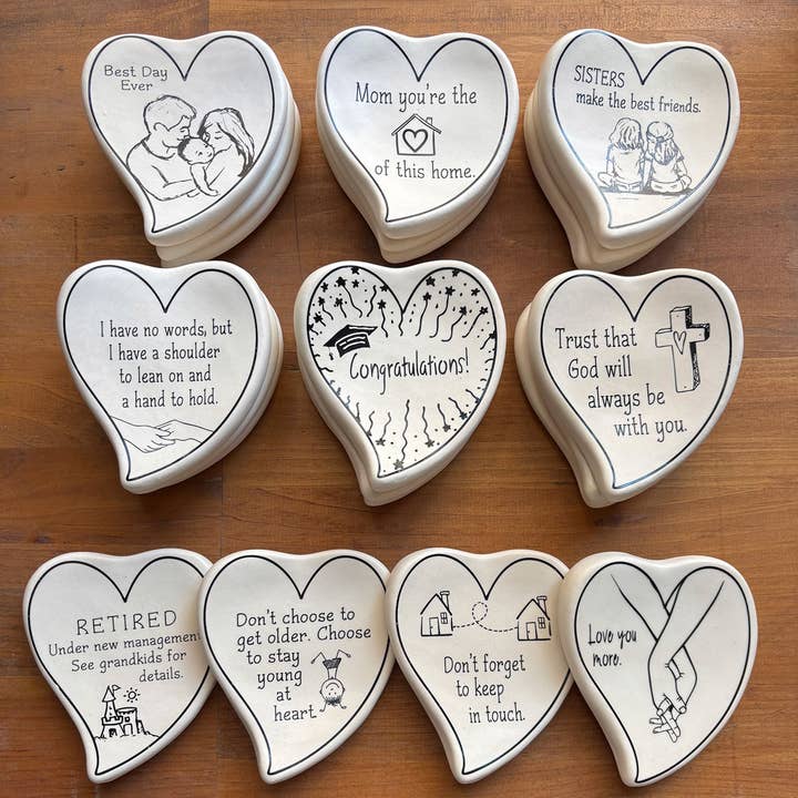 Plats en céramique en forme de cœur : pré-emballage de 30 plats pour toutes les occasions pour la vente par August Ceramics