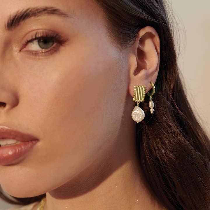Aphrodite Goddess Small Pearl Earring Aphrodite Goddess Small Pearl Earring