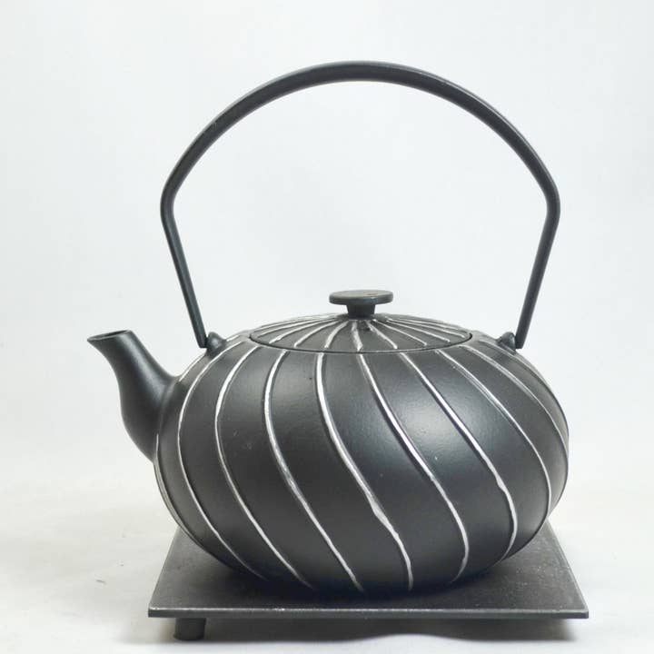 Ja-Unendlich – Großhandel Teekannen – Nami Teekanne aus Gusseisen, 1.0l silberschwarz0