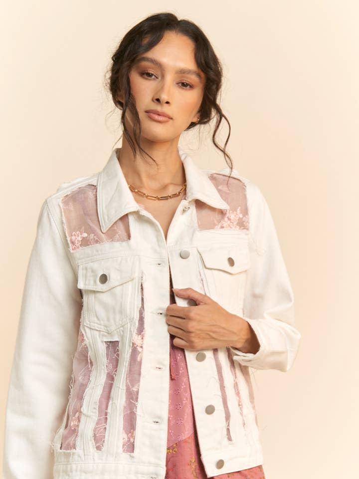 Veste en jean avec panneaux brodés floraux pour la vente par Davi & Dani