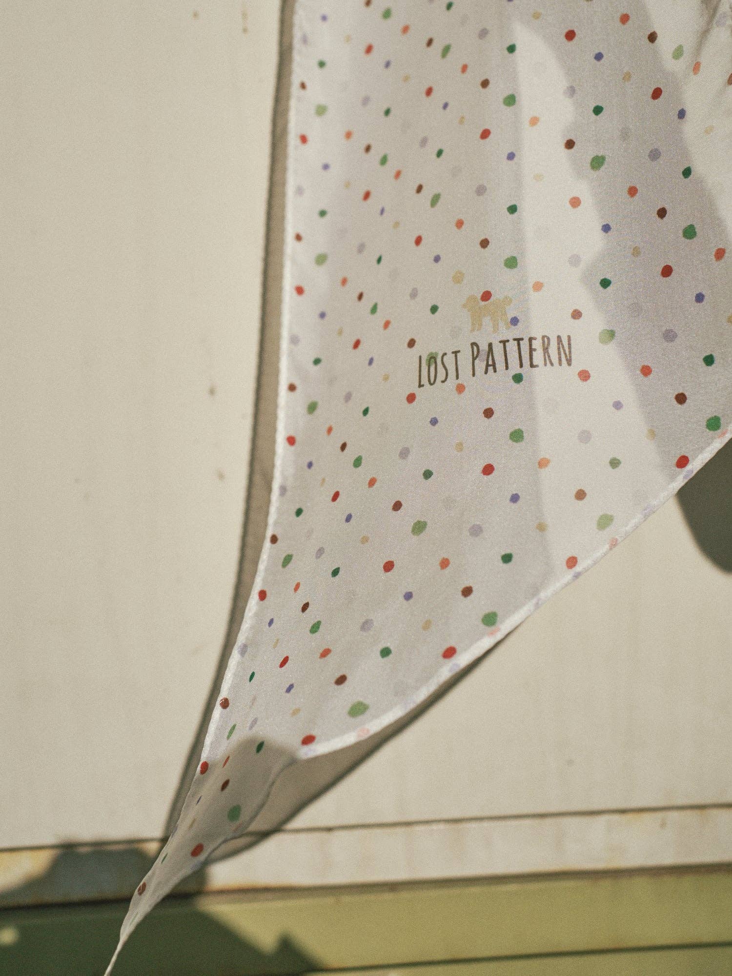 Regenboog Gummies "Petal Veil" Zijde Chiffon Halsdoek - Regenboog Gummies voor groothandel op Faire4