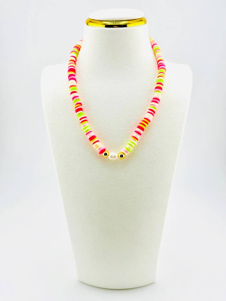 Halskette in leuchtendem Pink und Limettengrün mit 18k vergoldetem und echten Süßwasserperlen. für den Großhandel von Bella Blu Designs