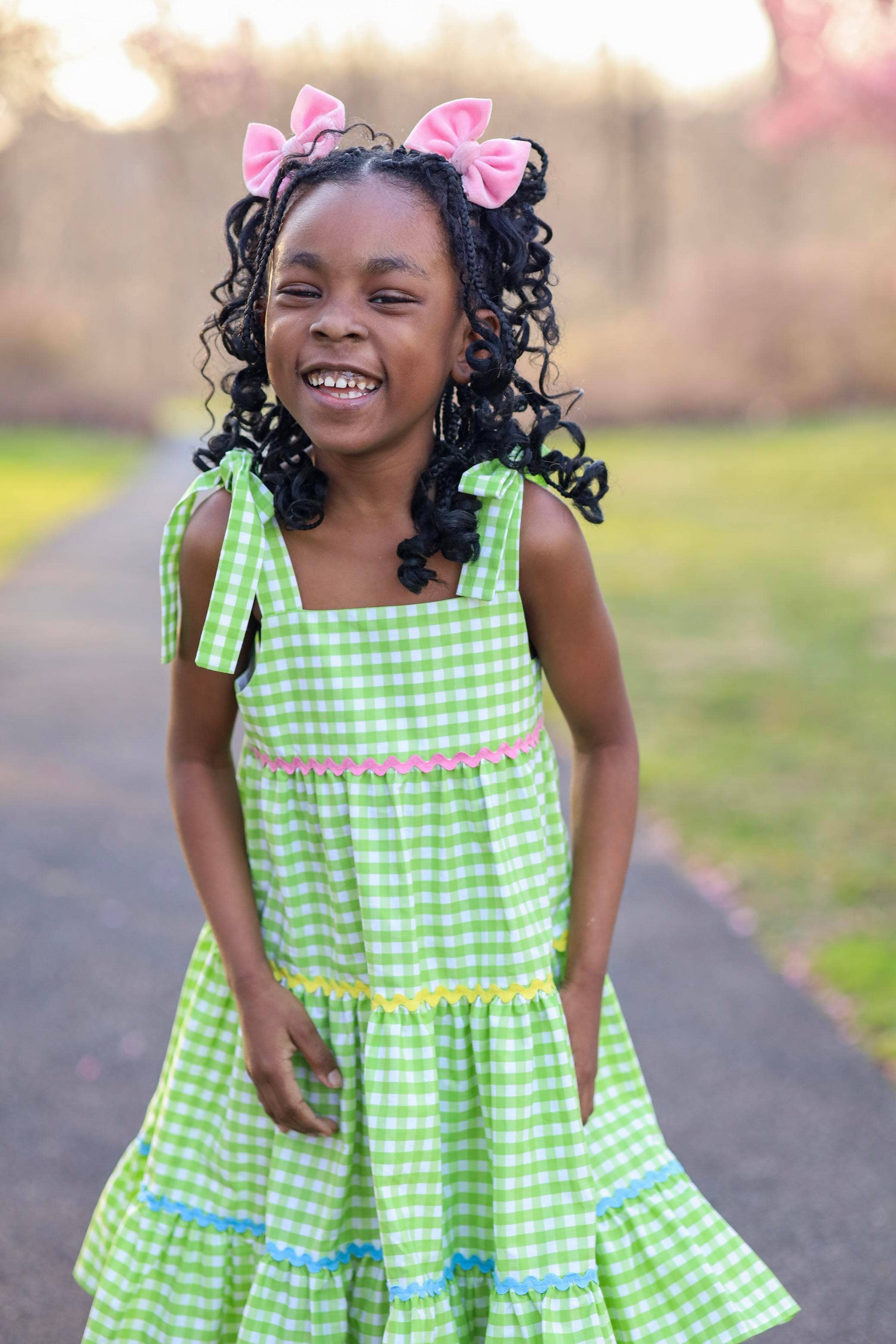 Posh Pickle - Vendita all'ingrosso Vestito - Bambini - Avanti! Abito a balze a quadretti da ragazza con spalle annodate12