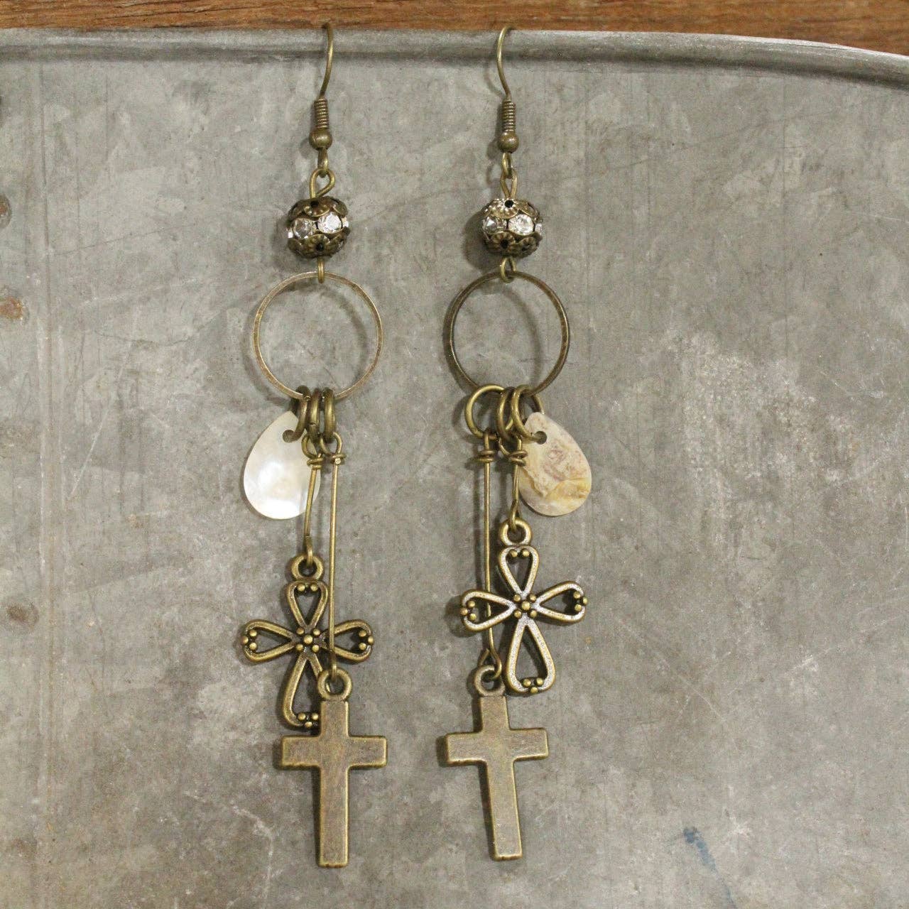 The Primitive Peddler, Inc. - Vente Boucles d'oreilles pendantes - Boucles d'oreilles charmées avec pendentif croix vintage1