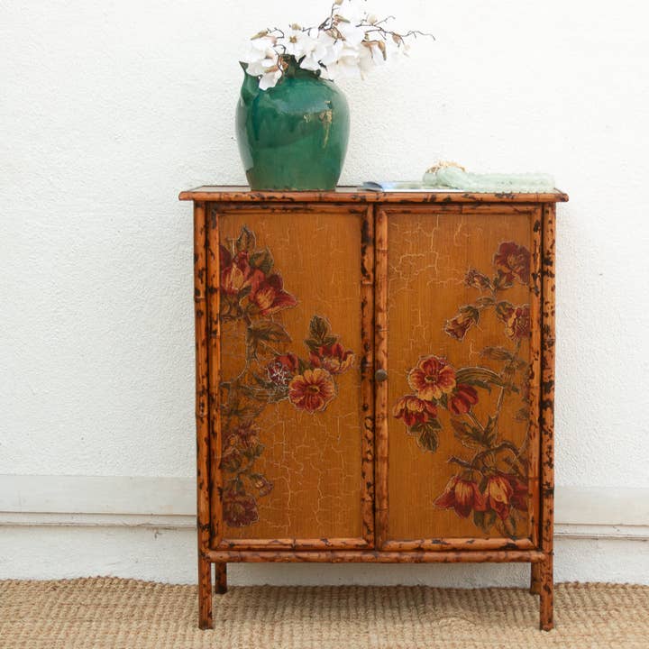Vintage bamboe chinoiserie kast met bloemenapplicatie (Handel) voor wholesale door De-cor