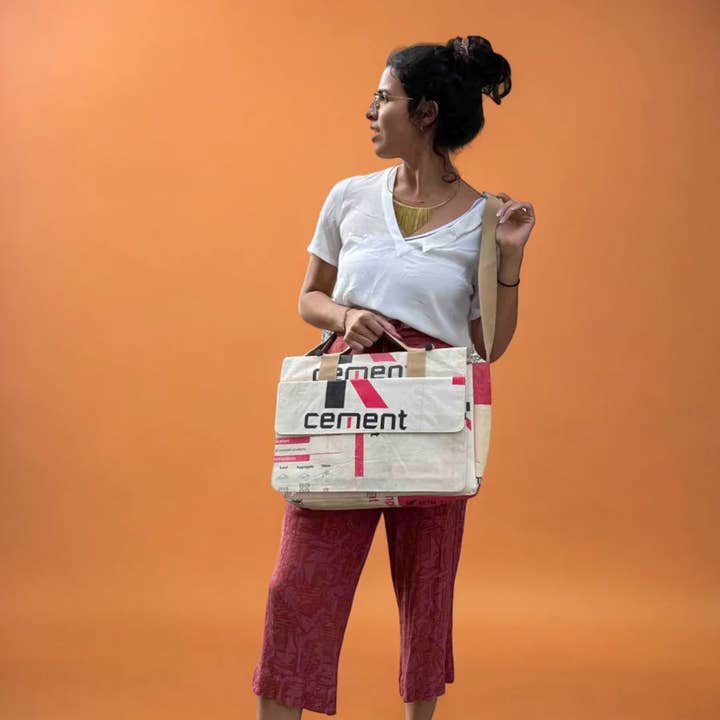 MESSENGER BAG | sac à bandoulière avec étui pour ordinateur portable pour la vente par REFISHED fair fashion