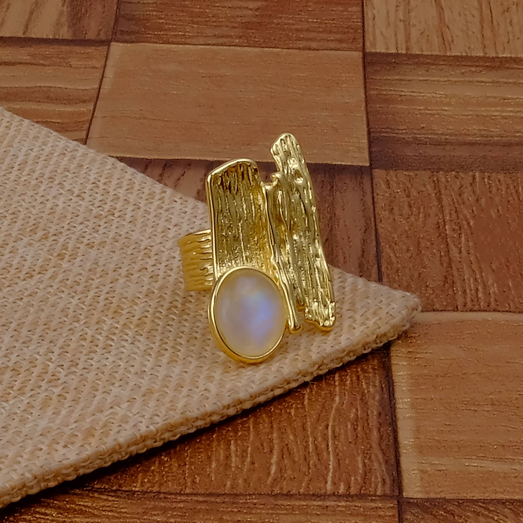 El Joyero - Wholesale Cocktail/gelegenheidsring - Regenboog Maansteen Ring Steen Unieke Getextureerde Band Ringen2