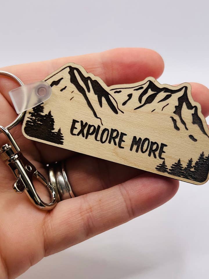 Découvrir plus Keychain pour la vente par Blossom Hill Customs