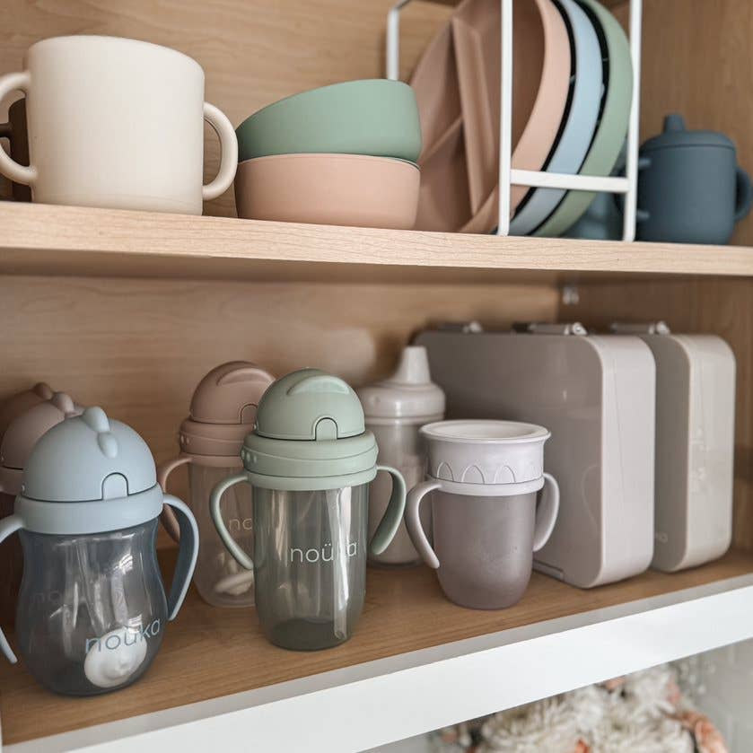 Maighan Distribution - Wholesale Drinkglas/beker - Kinderen en baby - Noüka Non-spill gewogen beker met rietje, 8 oz - Wave8