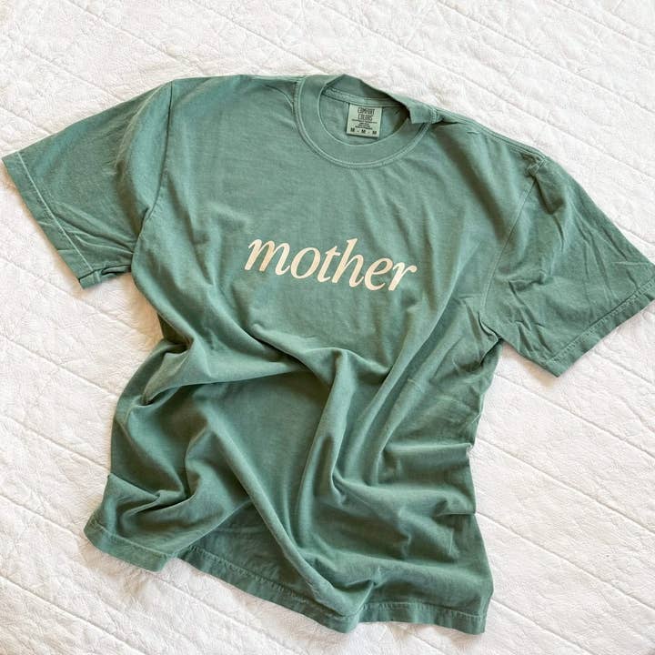 Mère - T-shirt Confort pour Adulte pour la vente par Little Mama Shirt Shop