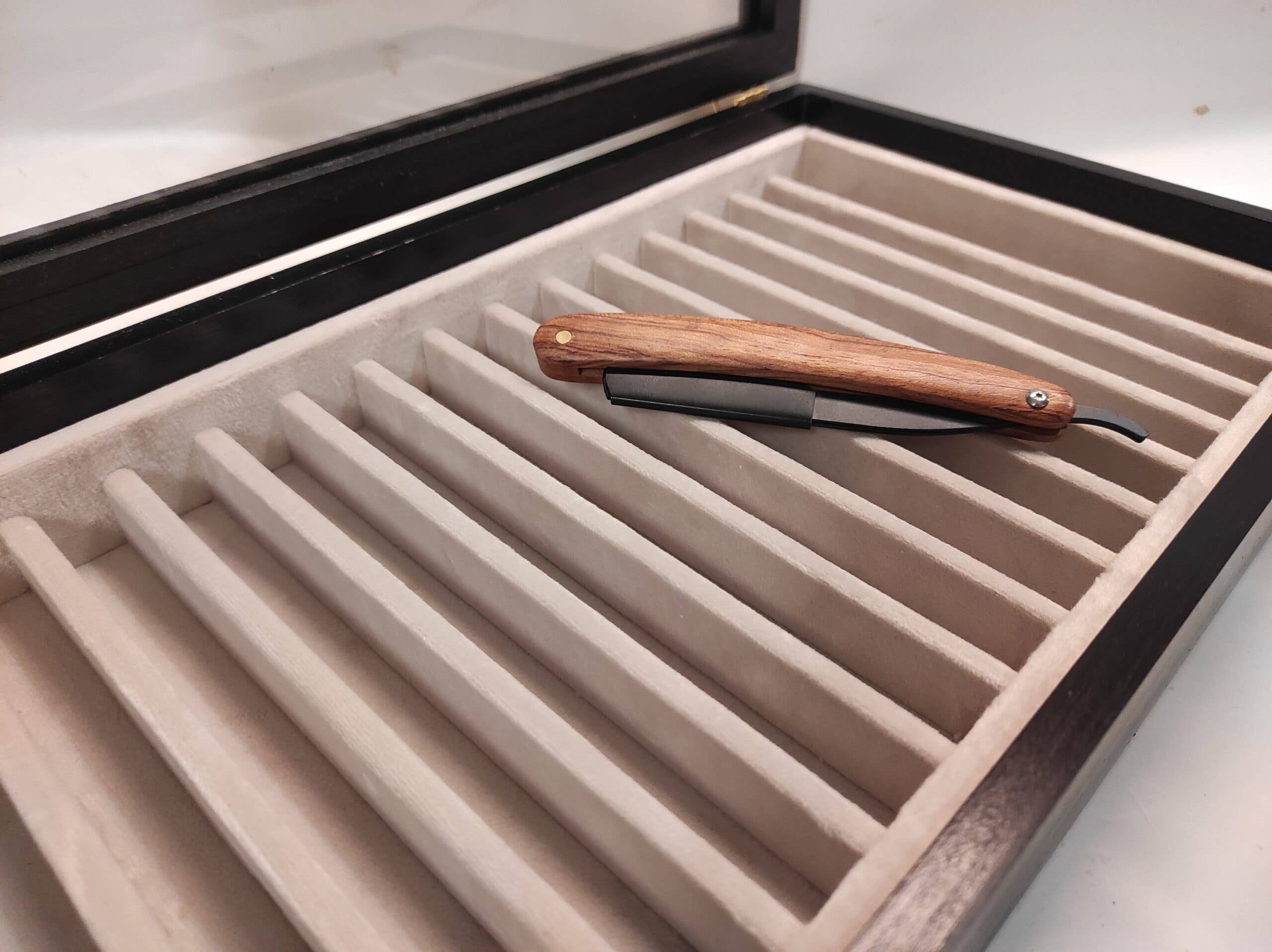 Coins&More - Wholesale Knife Storage - Wooden case for straight razors0