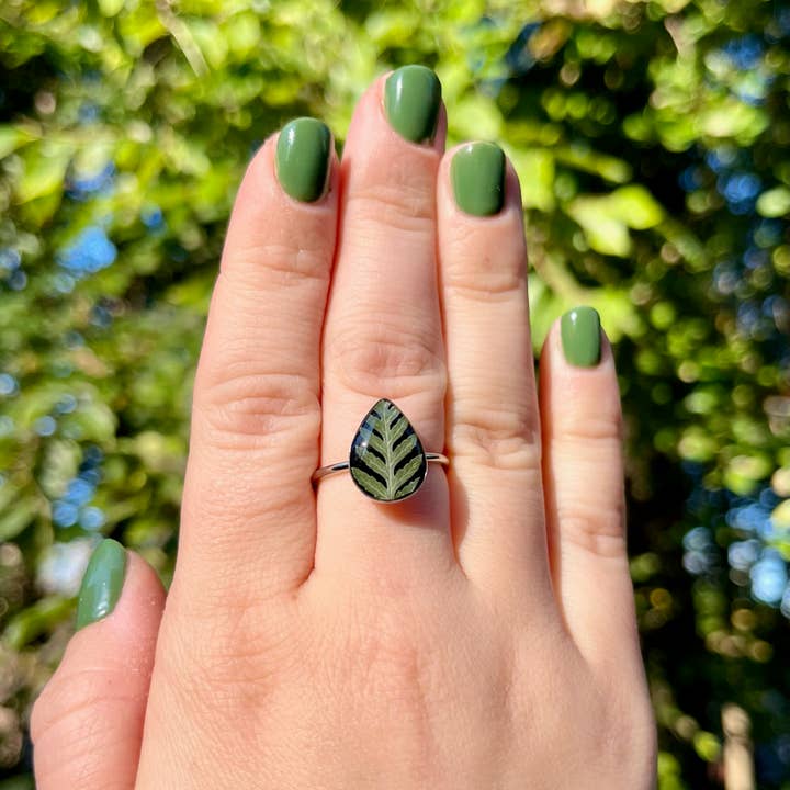 Anello piccolo con vera felce a goccia (retro nero) per la vendita all'ingrosso da parte di Wild by Design