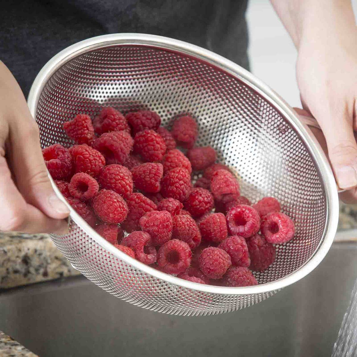 TableCraft Products Company - Wholesale Colander - 2½ Qt Colander with Handles1