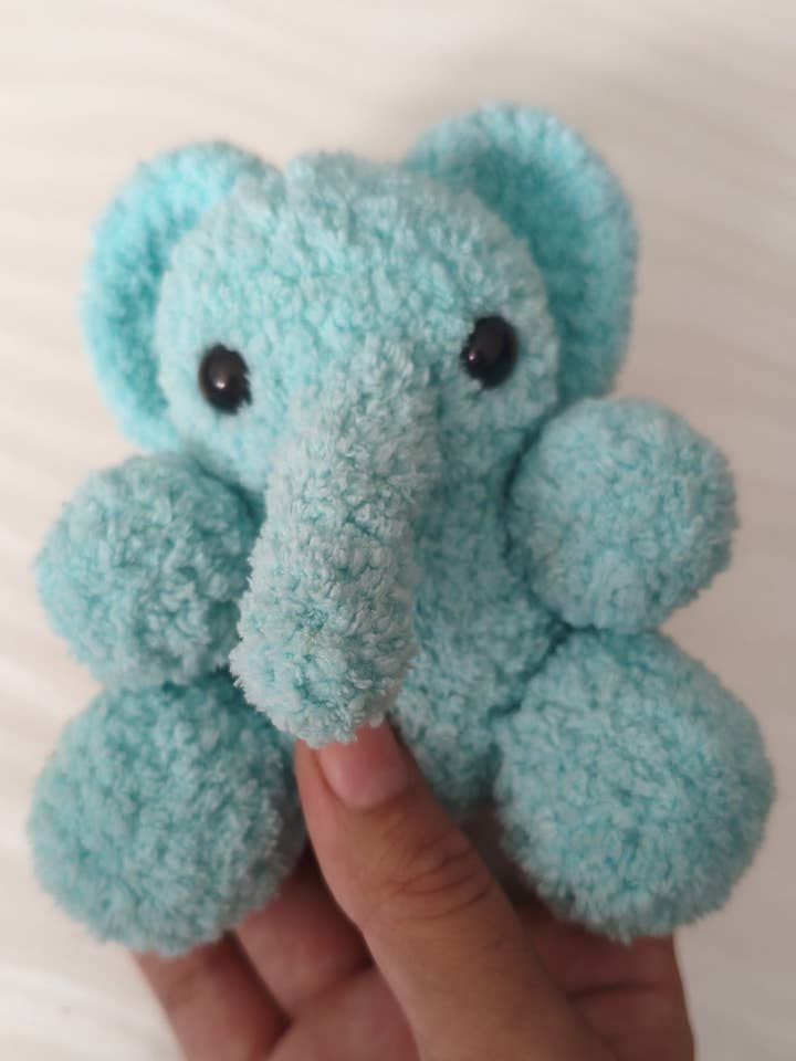 Elefante in Velluto Fatto a Mano – Morbido Giocattolo in Peluche all'Uncinetto per Bambini S per la vendita all'ingrosso da parte di Emel Crochet