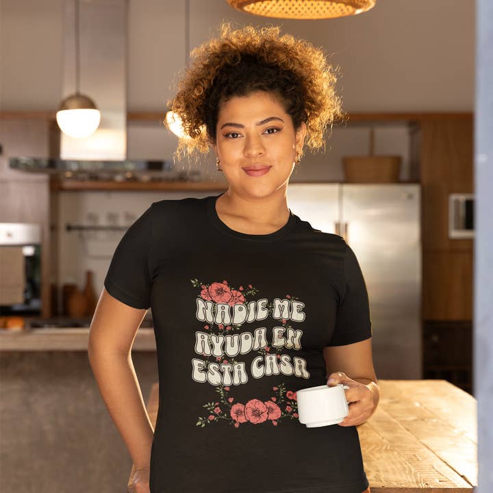 T-shirt graphique "Personne ne m'aide dans cette maison" - T-shirt drôle pour la vie de maman latine | T-shirt amusant pour mamans pour la vente par Bloom Designs