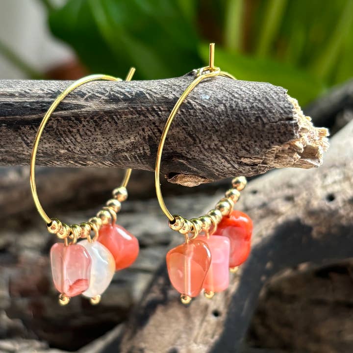 Orecchini a cerchio in agata rossa placcati in oro 18 carati per la vendita all'ingrosso da parte di Ocean Ripples