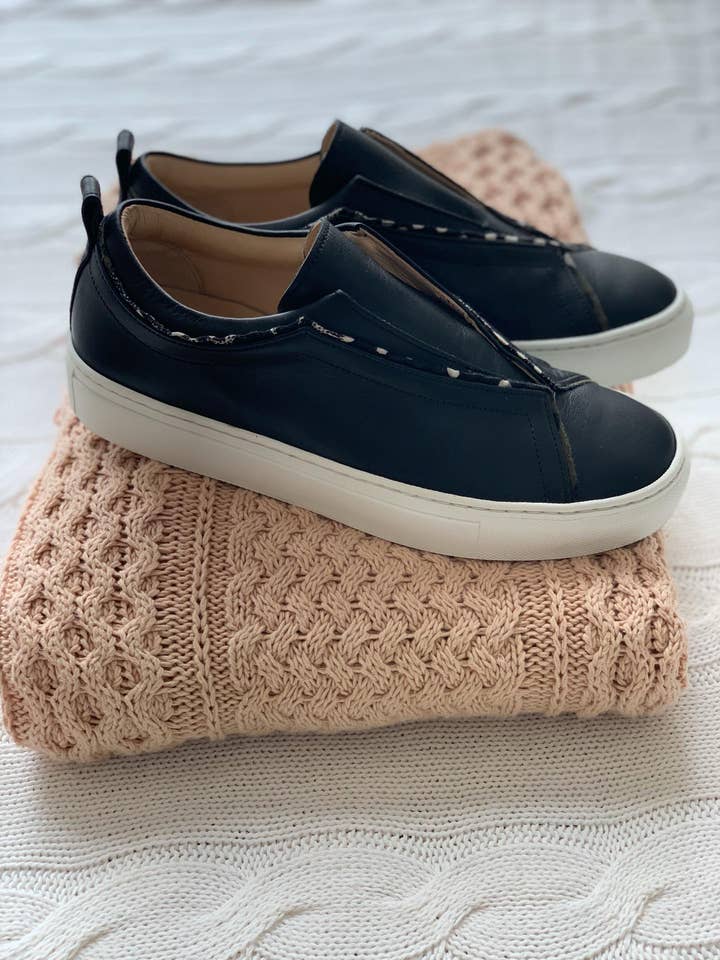 EMILIA black for wholesale by LUSITANAS