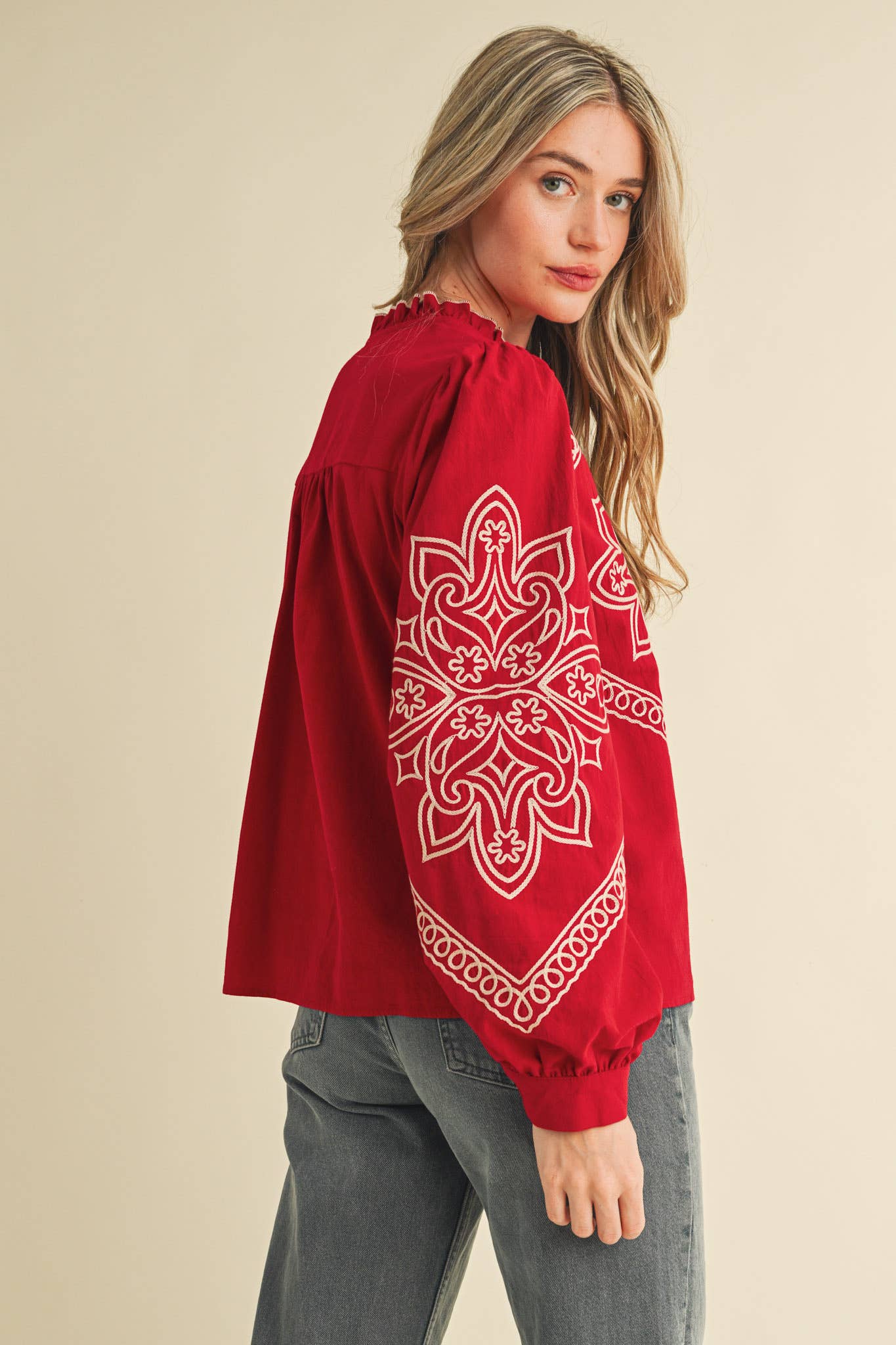 &MERCI – Engroshandel Skjorte med buttondown – til kvinder – BRODERET MOCK NECK KNAPPEBLUSE MTP333670