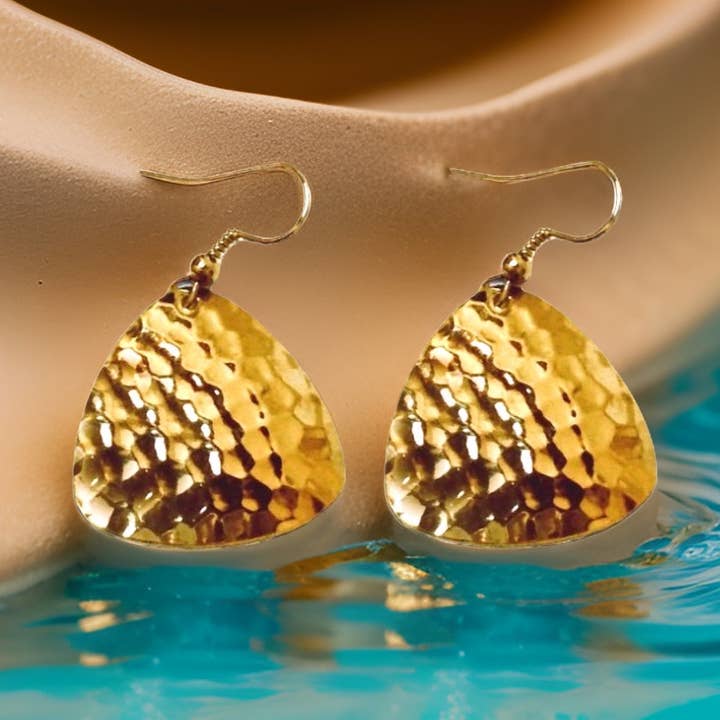 Brincos Dangle Pick Guitarra Martelada por atacado de The Urban Charm