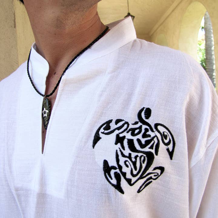 Herreskjorte hvid kinesisk krave med keltisk skildpaddebroderi / Strandbryllup / Yoga / Renæssance Middelalder for engroshandel hos Atlas Goods By Your Needs Company