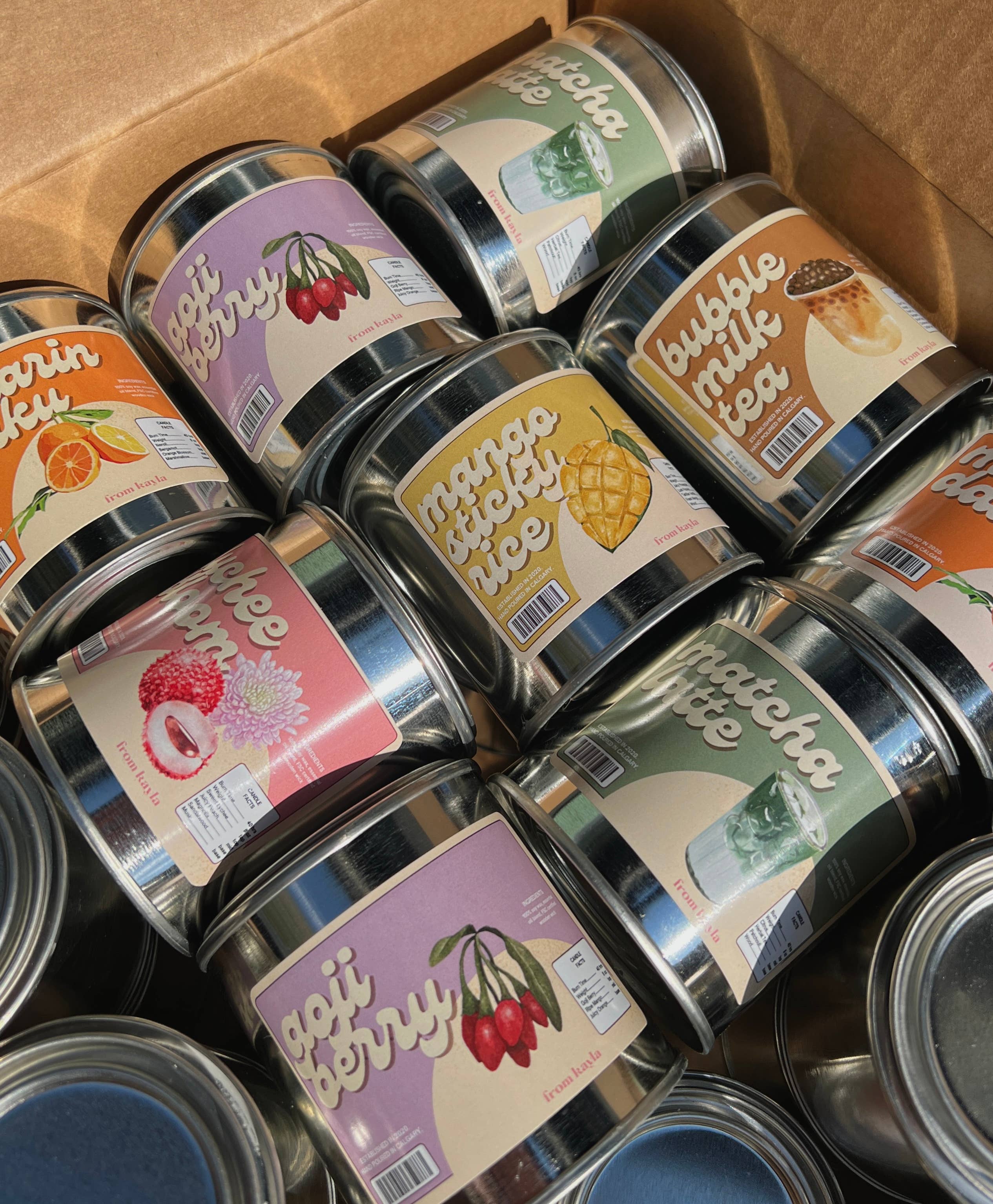 From Kayla - Vente Bougie en bocal - Bougie en cire de soja dans une boîte en aluminium de 8 oz - Lys d'Aerith (FF7)1