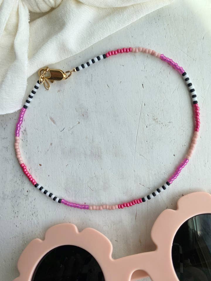 Bracelet Pink Babe pour la vente par Finnie’s Findings