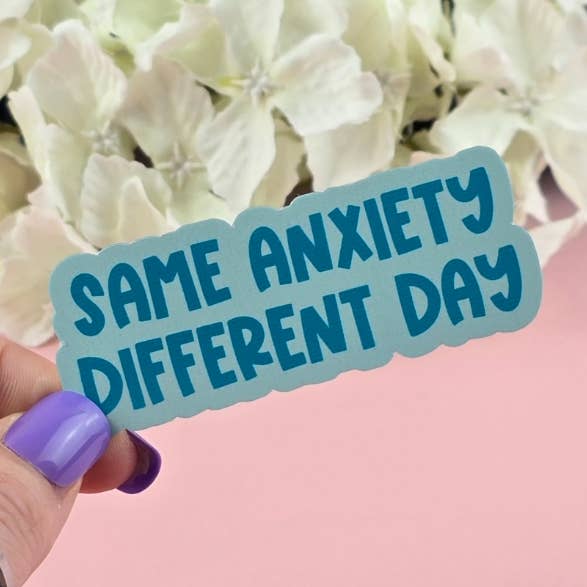 Vandtæt klistermærke - Samme angst, anden dag - Sarkastisk klistermærke - Sjovt klistermærke - Frækt for engroshandel hos The Grumpy Tortoise