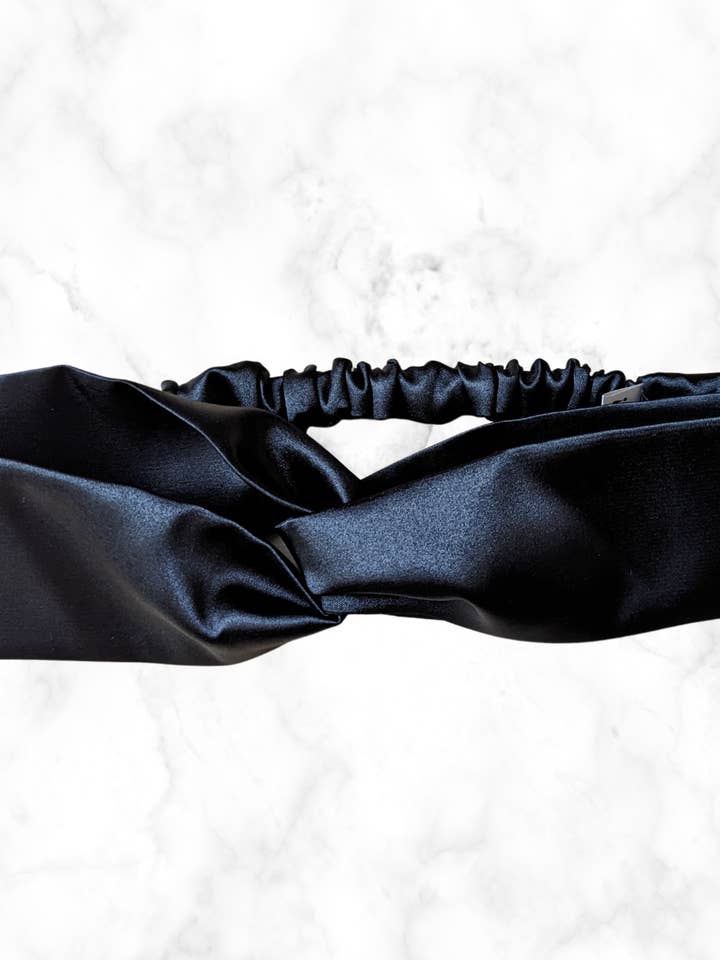 Twisted Satin Headband Black für den Großhandel von What a bun!