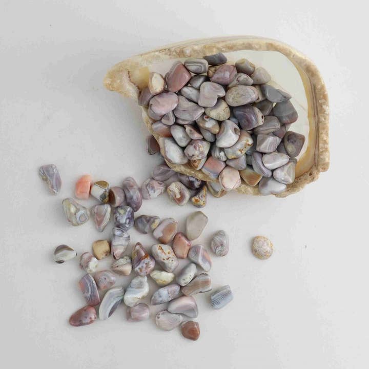 Becher aus rosafarbenem Botswana Achat, 1 kg für den Großhandel von Mi Esperanza Minerals