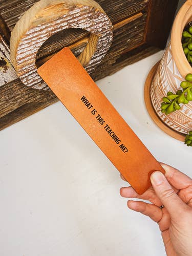 Marque-page en cuir - Qu'est-ce que cela m'apprend ? pour la vente par Left Grain