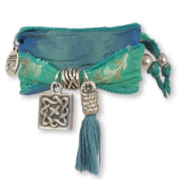 Amulette Seagrass Infinity - Bracelet en saris indien pour la vente par Anísch de la Cara