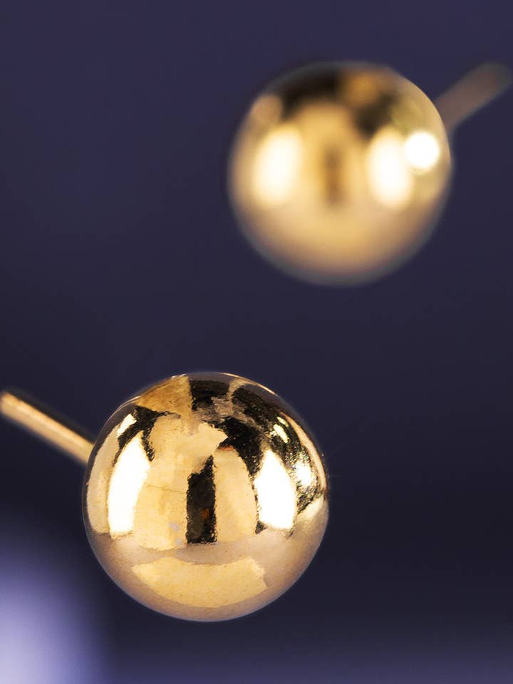 Orecchini a sfera di medie dimensioni in oro 18K placcato per la vendita all'ingrosso da parte di Urbanista